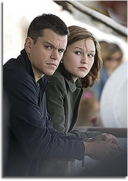 Matt Damon as Jason Bourne and Nicky (Julia Styles) in THE BOURNE ULTIMATUM