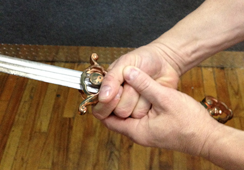 Dreeban demonstrates A common two-handed supported grip.